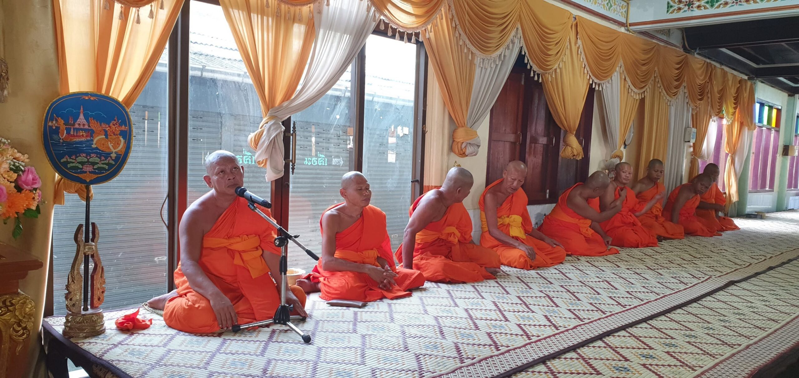 พระสงฆ์ประกอบพิธี วัดนาคราช