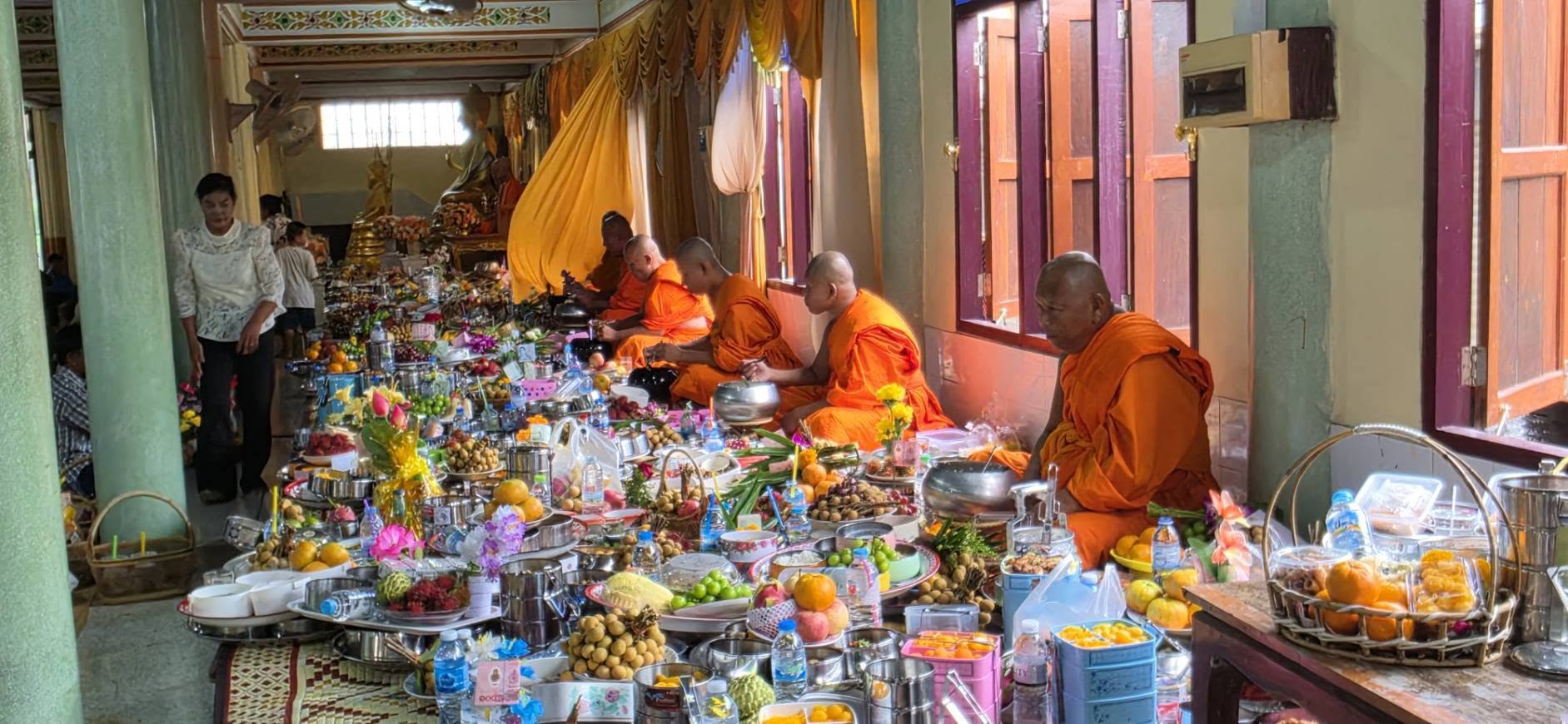 พระภิกษุสงฆ์รับถวายภัตตาหาร