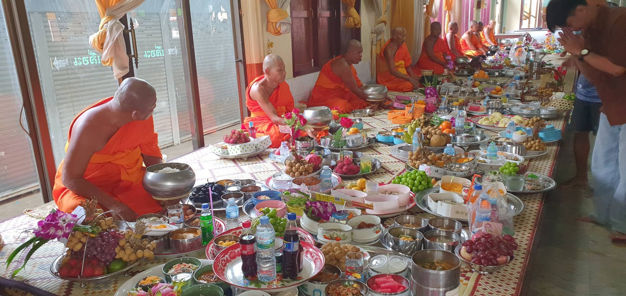 ถวายภัตตาหารแด่พระสงฆ์ วัดนาคราช